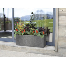 Rechthoekige plantenbak met bloemen voor een glazen deur