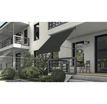 Gebouw met uitgeschoven knikarmscherm voor schaduw op het terras