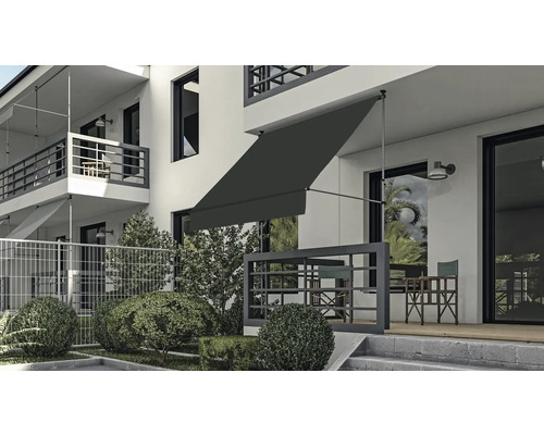 Gebouw met uitgeschoven knikarmscherm voor schaduw op het terras