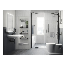 Moderne badkamer met wastafel, spiegel, planken, douchecabine en toilet voor een heldere en functionele ruimtesfeer.