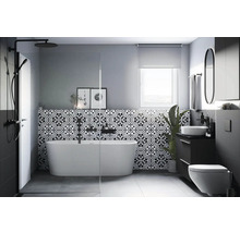 Moderne badkamer met vrijstaand bad, mozaïektegels en donkere accenten