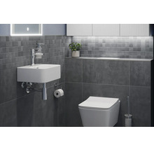 Badkamer met wastafel, toilet en grijze tegels