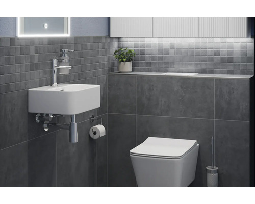 Badkamer met wastafel, toilet en grijze tegels