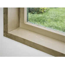 Close-up van een houten raam met uitzicht op groen