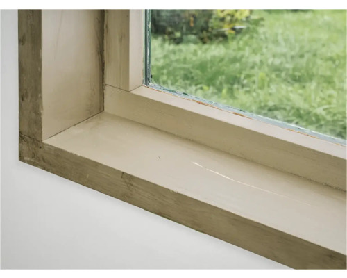 Close-up van een houten raam met uitzicht op groen