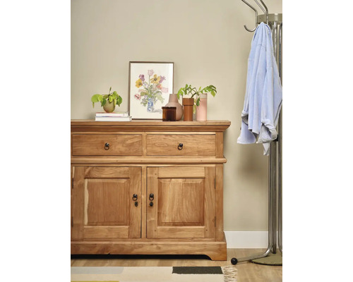 Houten dressoir met lades, deuren en decoraties in de woonkamer