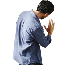 Man met overhemd raakt een oppervlak aan