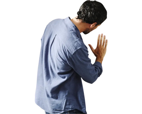 Man met overhemd raakt een oppervlak aan