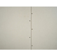 Detailopname van twee verbonden gipsplaten met schroeven