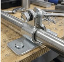 Metalen buis met bevestigingselement en schroeven