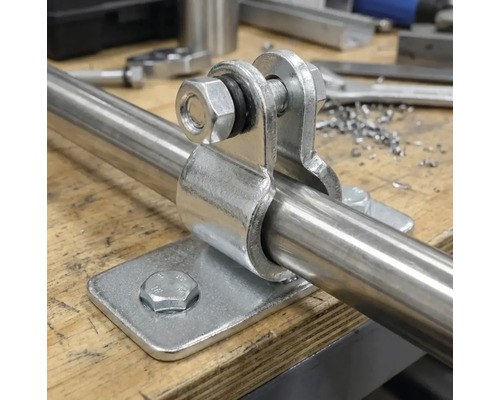 Metalen buis met bevestigingselement en schroeven