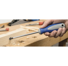 Een verzinkboor wordt in een houten werkstuk gebruikt.