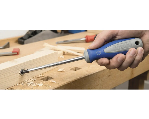 Een verzinkboor wordt in een houten werkstuk gebruikt.