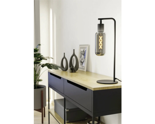 Tafellamp op een dressoir met decoraties