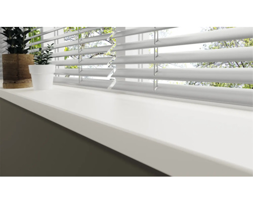 Interieurzicht met gesloten raam en jaloezieën.