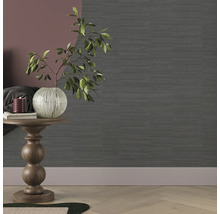 Decoratieve scène met grijs gemustered behang, tafel en bloemenvaas.