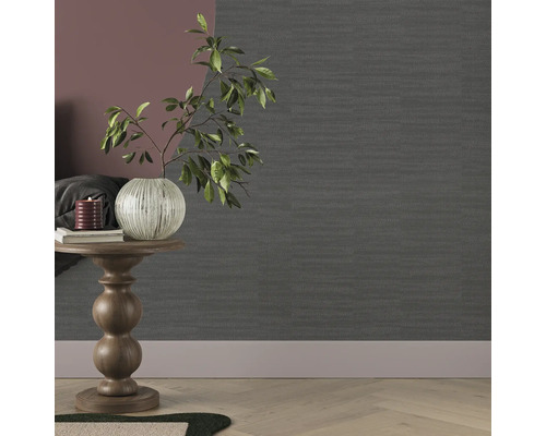 Decoratieve scène met grijs gemustered behang, tafel en bloemenvaas.