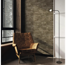 Interieur met fauteuil, staande lamp en raam met jaloezieën