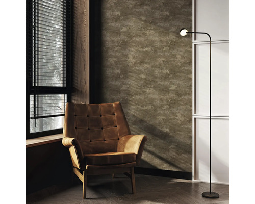 Interieur met fauteuil, staande lamp en raam met jaloezieën