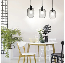 Eetkamer met eettafel, stoelen en drie hanglampen