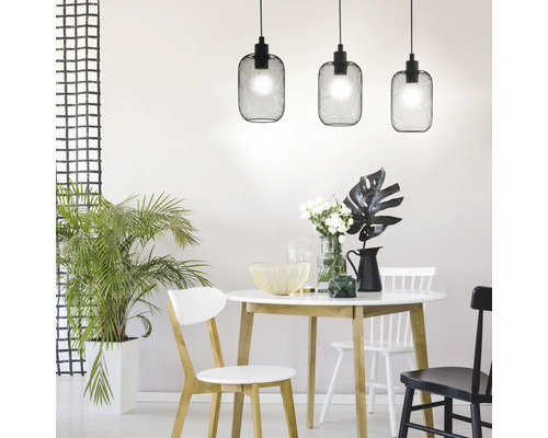 Eetkamer met eettafel, stoelen en drie hanglampen