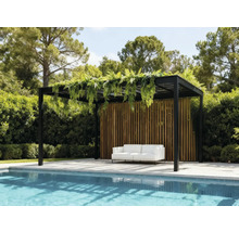 Scene met een pergola met planten naast een zwembad en een bank