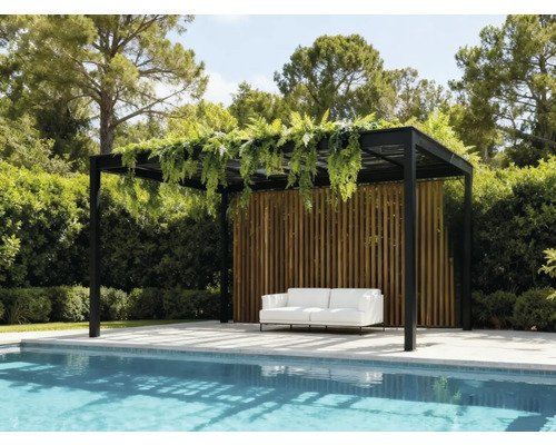 Scene met een pergola met planten naast een zwembad en een bank