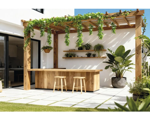 Buitenkamer met houten pergola, bar en krukken en beplanting.