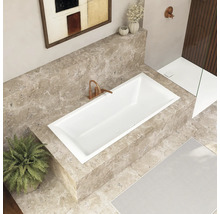 Badkamer met ingebouwd bad, kraan en decoratie