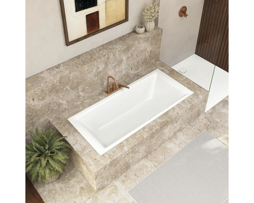 Badkamer met ingebouwd bad, kraan en decoratie