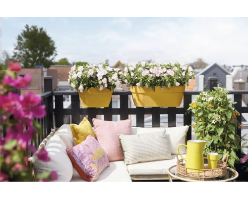 Decoratief balkon met bloembakken en comfortabele zitplaatsen