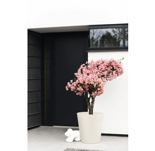 Decoratieve opstelling met kunstbloemenboom in pot voor een moderne woningingang