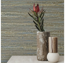 Decoratief behang met horizontaal streepmotief en twee vazen op een tafel.