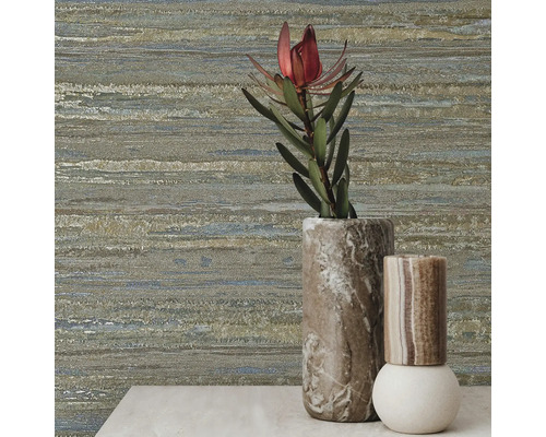 Decoratief behang met horizontaal streepmotief en twee vazen op een tafel.