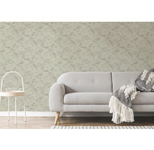 Woonkamer met bloemenbehang, bank en stoel