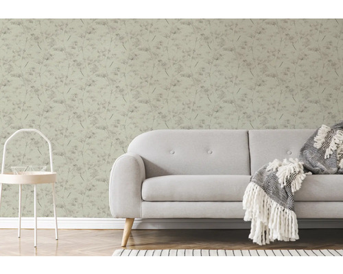 Woonkamer met bloemenbehang, bank en stoel