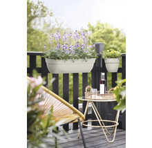 Balkonscène met bloembakken, tafel en stoel op een balkon