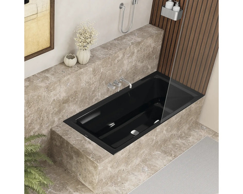 Zwart ligbad in een moderne badkamer met marmeren bekleding