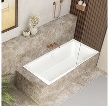 Badkamer met ingebouwd bad, armaturen en decoratie