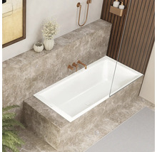 Badkamer met ingebouwd bad, armaturen en douchescherm