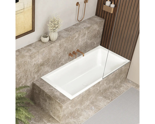 Badkamer met ingebouwd bad, armaturen en douchescherm