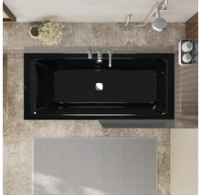 Bovenaanzicht van een badkamer met een zwart ligbad, armaturen, een douche en badkameraccessoires.