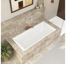 Moderne badkamer met ingebouwd ligbad, marmeren bekleding en stijlvolle kraan.