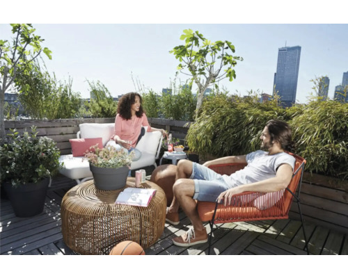 Terrasscène met zitmeubelen en plantenbakken