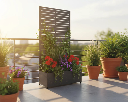 Terras met beplante privacyscherm en bloempotten