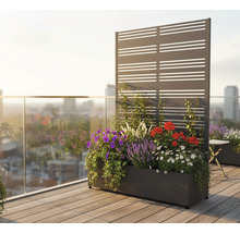 Bloembak met privacyscherm op een balkon met verschillende bloemen