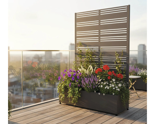 Bloembak met privacyscherm op een balkon met verschillende bloemen