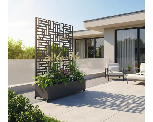 Scherm met geometrisch patroon en geïntegreerde plantenbak op een terras