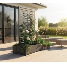 Bloembak met klimrek op een terras met tuinmeubelen en planten.