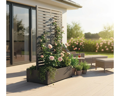 Bloembak met klimrek op een terras met tuinmeubelen en planten.